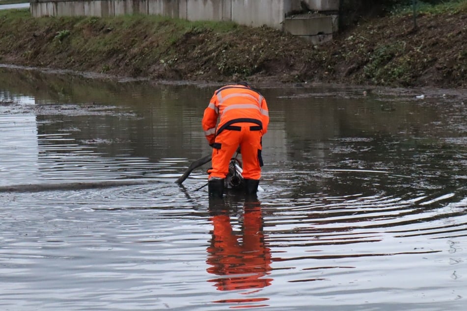 Die Autobahn bei Weinheim stand teilweise komplett unter Wasser.