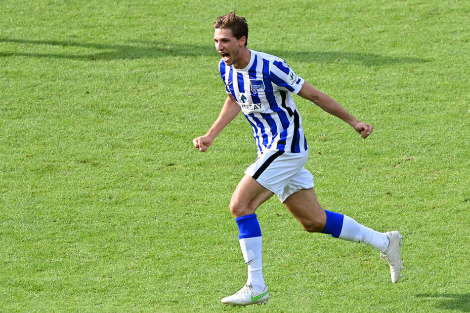 Herthas Verteidiger Niklas Stark (26) jubelt nach dem Schlusspfiff.