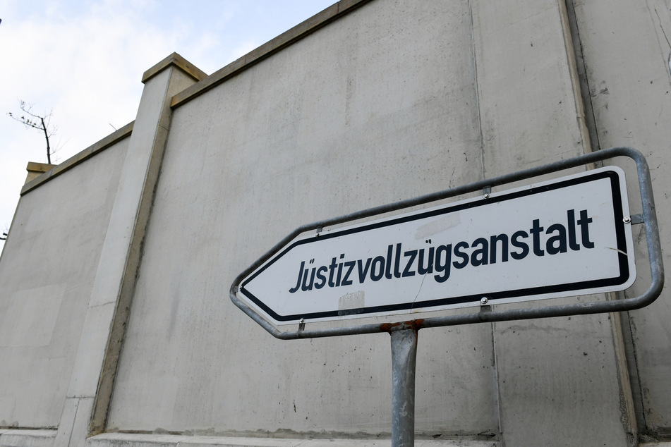 Ein 18-Jähriger ist in Hamburg nach einem versuchten Tötungsdelikt verhaftet und in Untersuchungshaft gebracht worden.