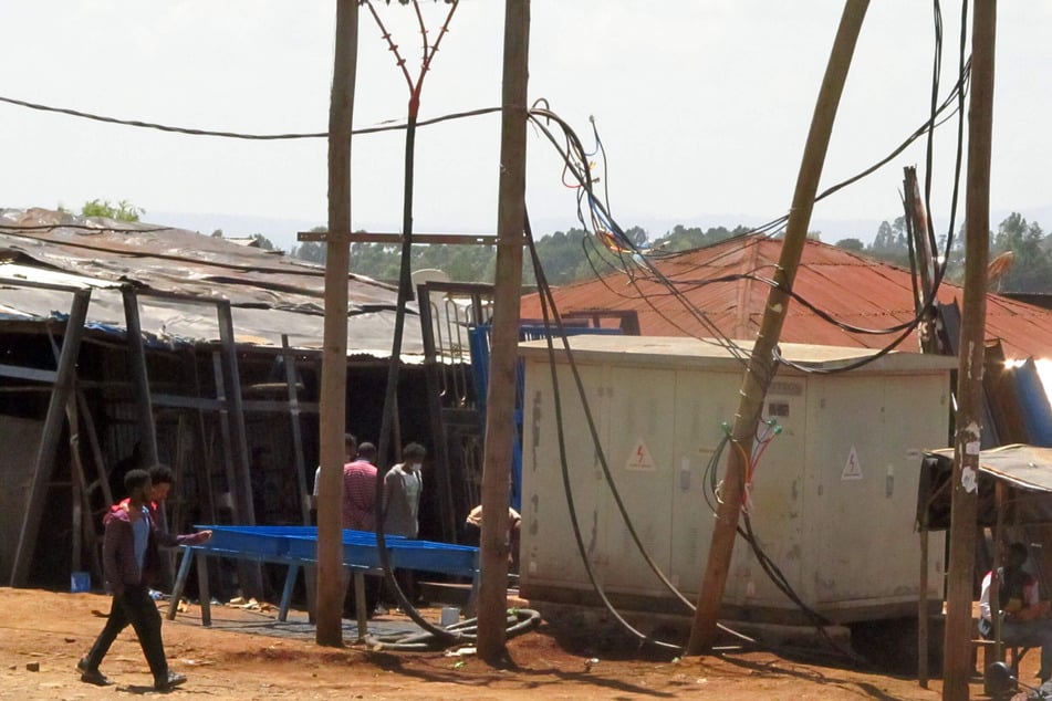 Elektroverkabelung auf Äthiopisch: So sehen die Verteileranlagen und Strommasten auf Überlandfahrten nahe von Addis Abeba aus.