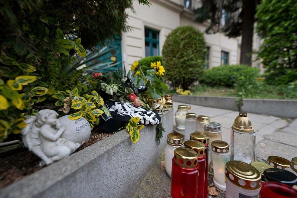 Familie und Freunde stellten nach Tims Tod Kerzen, Blumen und Kränze am Fundort der Leiche auf.