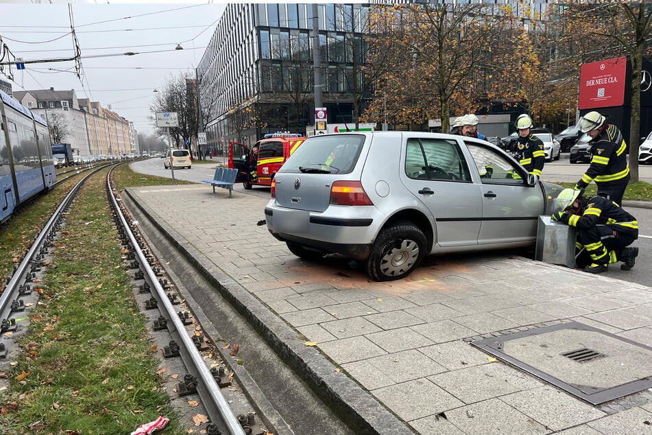 Die Feuerwehr zog den VW Golf von den Schienen.