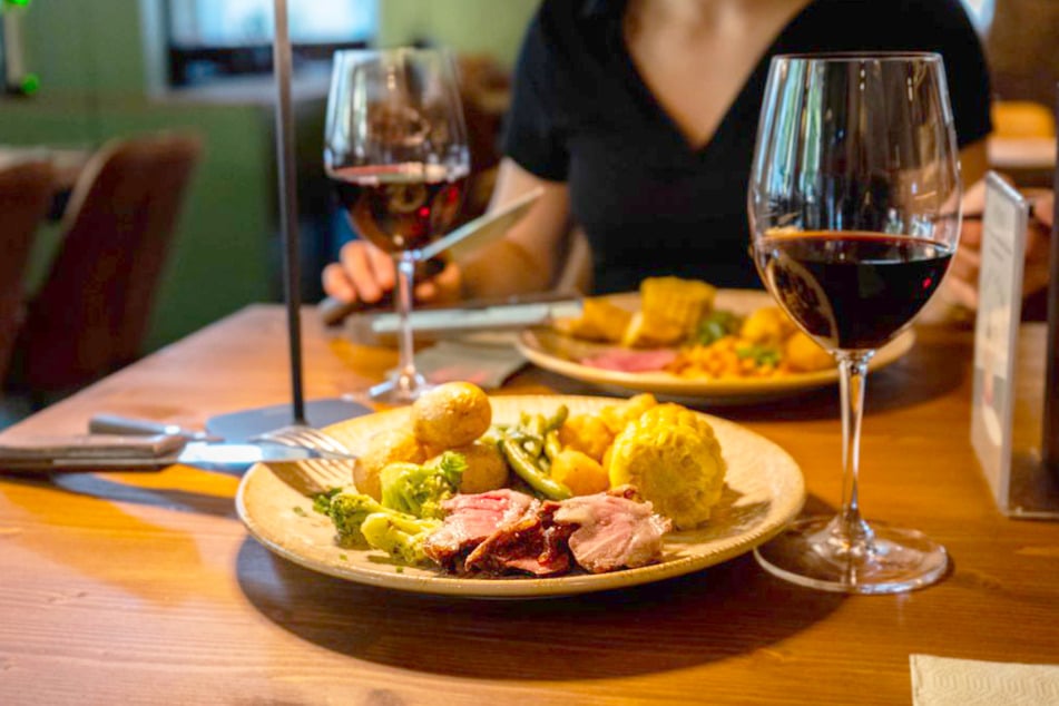 Vielfältige Beilagen, bestes Fleisch und ein Glas Wein – Was braucht es mehr für einen Abend in guter Gesellschaft?