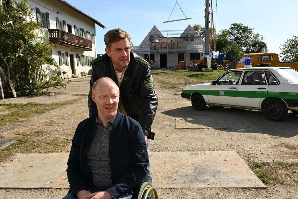Rudi Birkenberger (Simon Schwarz, 51) sitzt im Rollstuhl und will bei Franz (Sebastian Bezzel, 51) auf dem Hof versorgt werden.