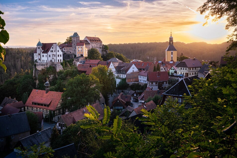 Wenn die Sonne hinter der Bergkette verschwindet, wird es hier märchenhaft: Sonnenuntergang in Hohnstein im Herzen der Sächsischen Schweiz.