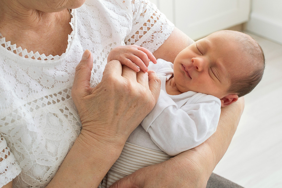 So geht Oma (oder Opa): Großeltern können nun lernen, wie sie mit Enkeln umgehen sollten.