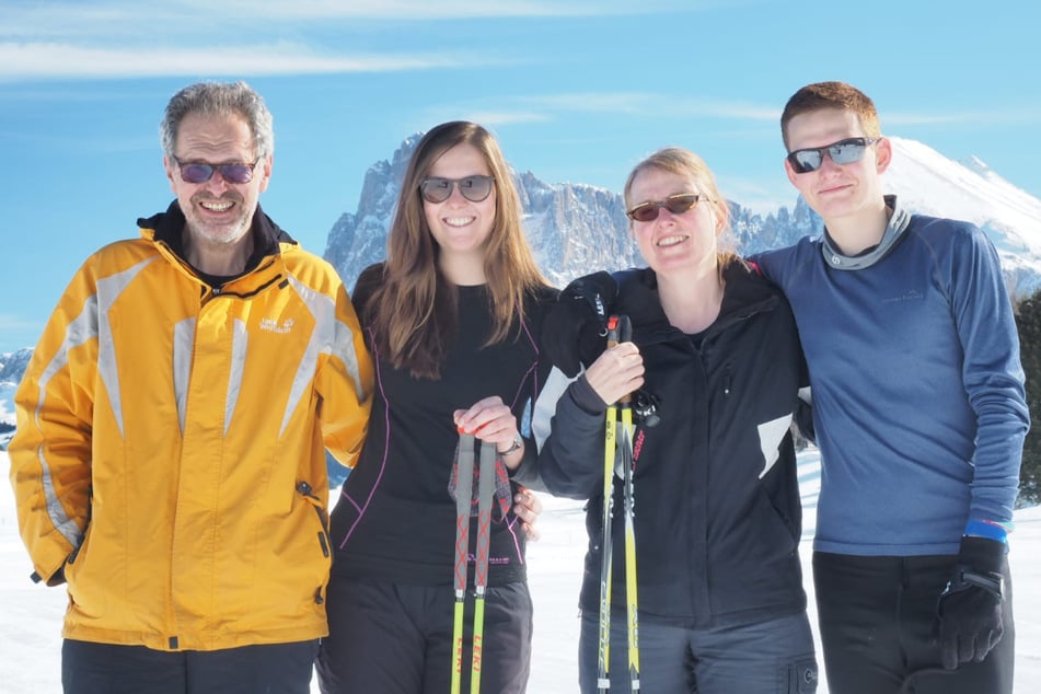 Ein halbes Jahr nach der Diagnose konnte Thomas Günther (li.) noch ohne große Einschränkungen mit seiner Familie Winterurlaub machen.