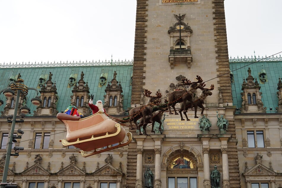 Der fliegende Weihnachtsmann gehört zu den Highlights des Historischen Weihnachtsmarktes vor dem Hamburger Rathaus, der am heutigen Montag Eröffnung feierte. Noch bis zum 23. Dezember werden auch in diesem Jahr wieder um die zwei Millionen Besucher erwartet.