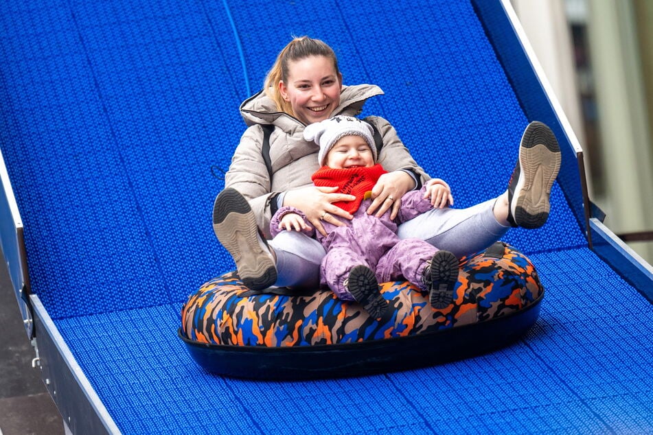 Loredana Tarlea (26) und ihre Tochter Ioana-Ariana (3) haben Spaß auf der neuen Rodelbahn.