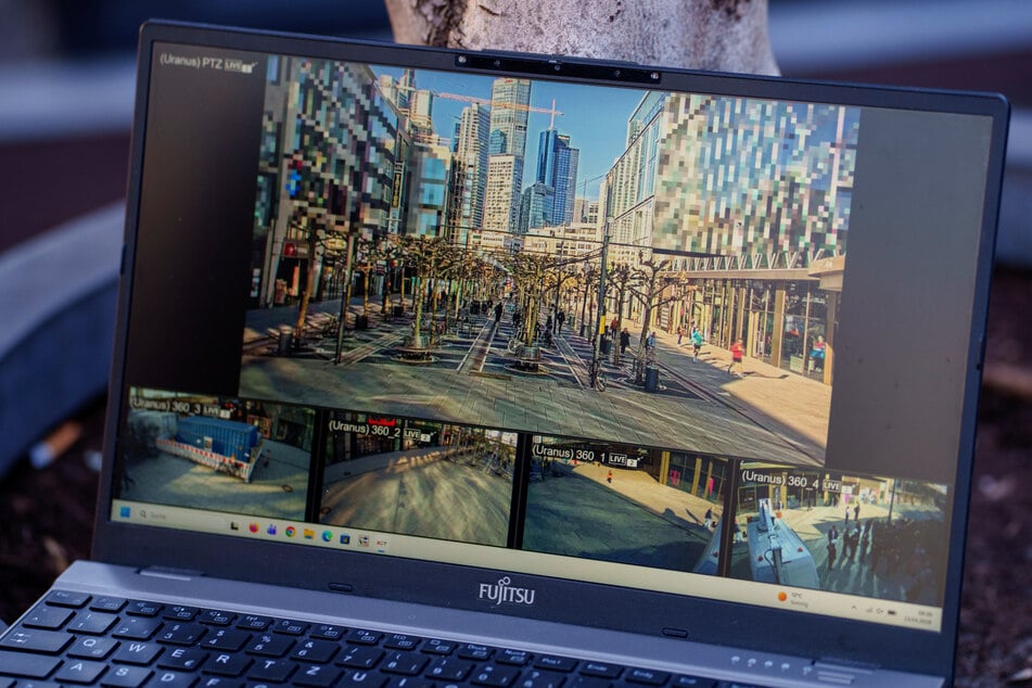Die Bilder der Kameras sind auf einem Laptop zu sehen.