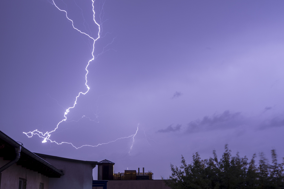 Am Wochenende ist es vorerst vorbei mit dem schönen Wetter in Sachsen. Schauer und Gewitter ziehen laut DWD über den Freistaat.