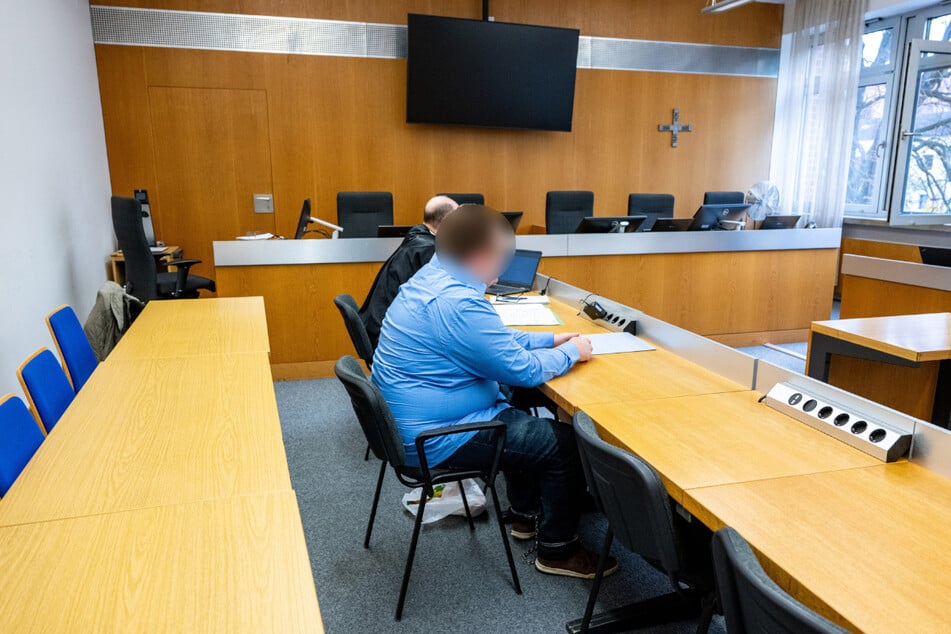 Der 33-Jährige soll laut Anklage die Haare seiner pflegebedürftigen Großmutter mit Desinfektionsmittel entzündet haben.