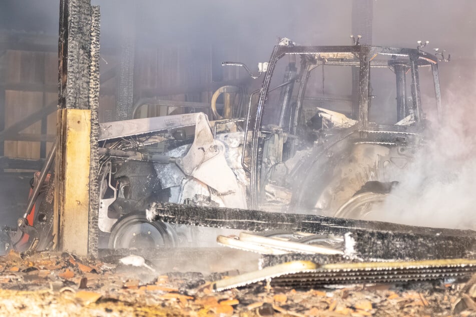 Die Lagerhalle brannte trotz aller Bemühungen komplett nieder.