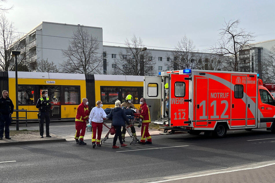 Rettungskräfte versorgten den angefahrenen Radler in Hellersdorf.