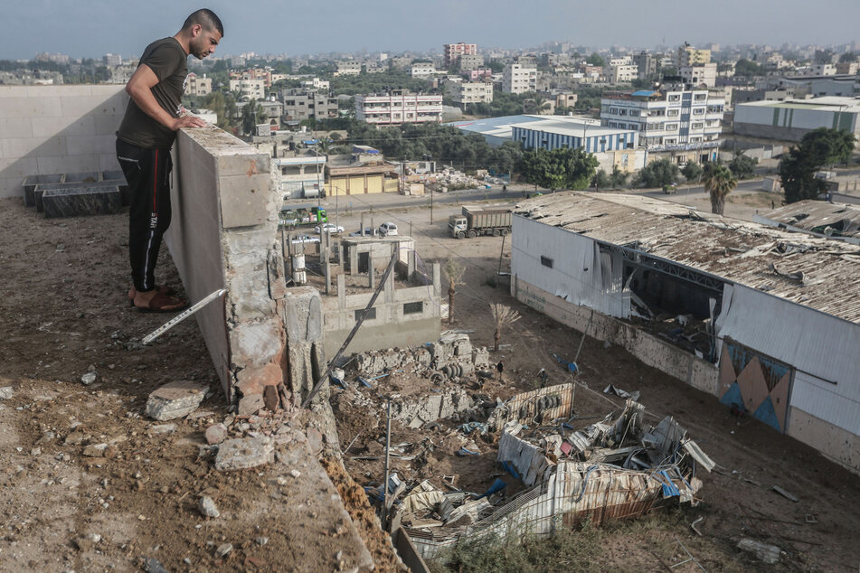 Ein Mann inspiziert die Trümmer einer Fabrik, die nach israelischen Luftangriffen auf den Gazastreifen - als Reaktion auf den Beschuss aus dem Palästinensergebiet - zerstört wurde.