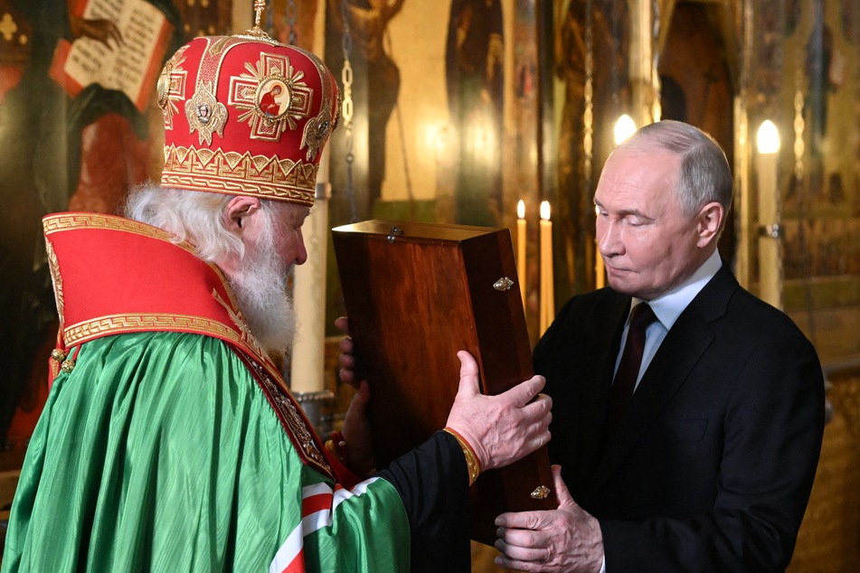 Im Anschluss holte sich der Kreml-Herrscher noch den Segen der Kirche ab.
