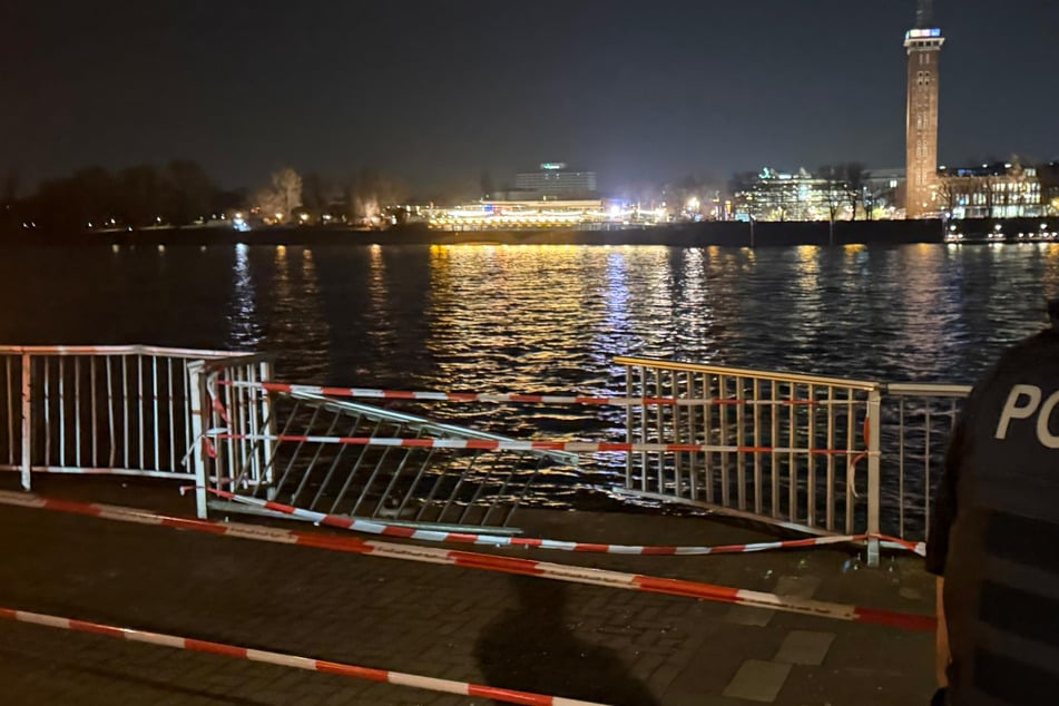 BMW durchbricht Zaun und rollt in Rhein: Fahrer muss reanimiert werden, 21-Jährige unter Schock