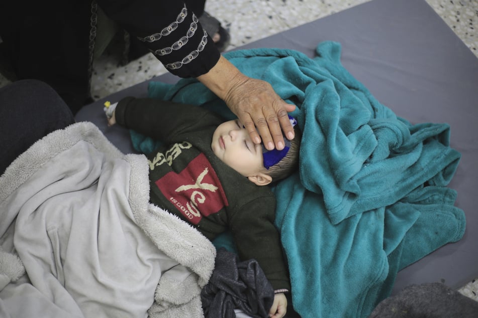 In einem privaten Kinderkrankenhaus in der Stadt Rafah werden Kinder behandelt, die an Unterernährung und Medikamentenmangel leiden.