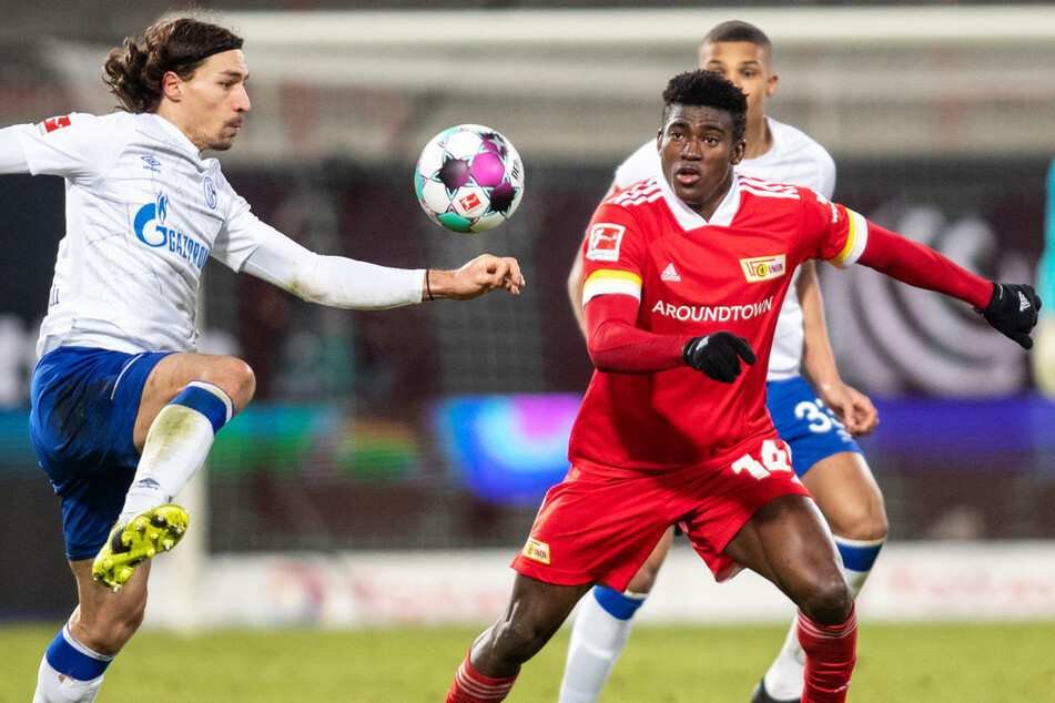 Taiwo Awoniyi (23, r.) im Zweikampf mit Schalkes Benjamin Stambouli (30). Der Union-Stürmer hätte bereits in der vierten Minute die Führung für die Eisernen erzielen können.