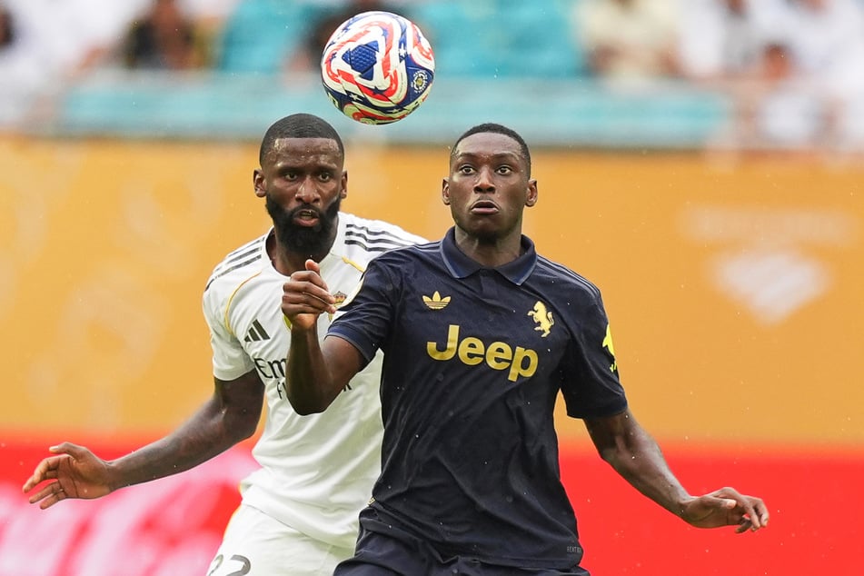 Randal Kolo Muani (27, vorn), hier im Duell mit Real Madrids Antonio Rüdiger (33), trug schon einmal das Trikot von Juventus. In der Rückserie der Saison 2024/2025, damals allerdings als Leihspieler.