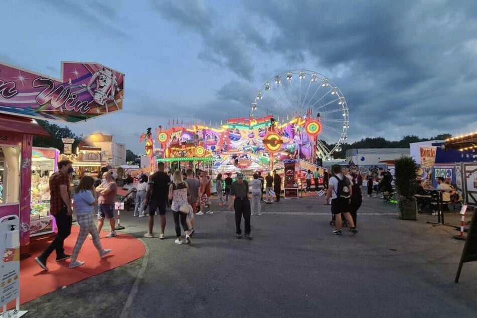 Fahrgeschäfte, Essenstände und Co. bietet die Kleinmesse im Cottaweg.