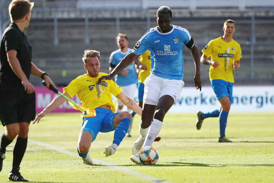 Der FC Carl Zeiss Jena (hier Pierre Fassnacht, l.) und der Chemnitzer FC (hier Tarsis Bonga, himmelblaues Trikot) treffen eine Liga tiefer erneut aufeinander. (Archivbild)
