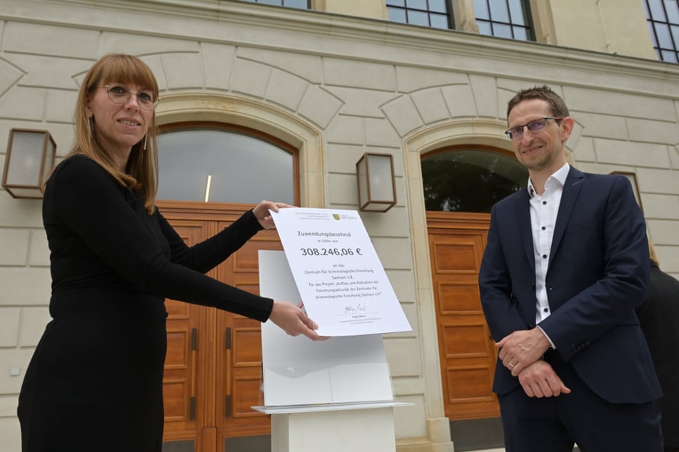 Justizministerin Katja Meier (41) überreichte dem Direktor des neuen Forschungsinstituts, Frank Asbrock (45), einen Zuwendungsbescheid mit mehr als 308 000 Euro.