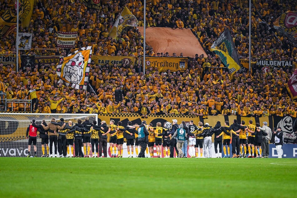 Mannschaft und Fans feierten gemeinsam den Einzug ins Achtelfinale - dort auch ein Heimspiel und alles ist möglich.