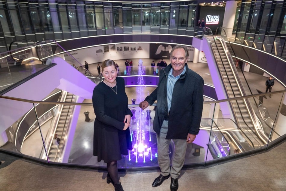 Alexandra Wagner vom Vermögensverwalter EC Advisors und Leipzigs OB Burkhard Jung (67, SPD) wohnten der Wiedereröffnung des Springbrunnens bei.