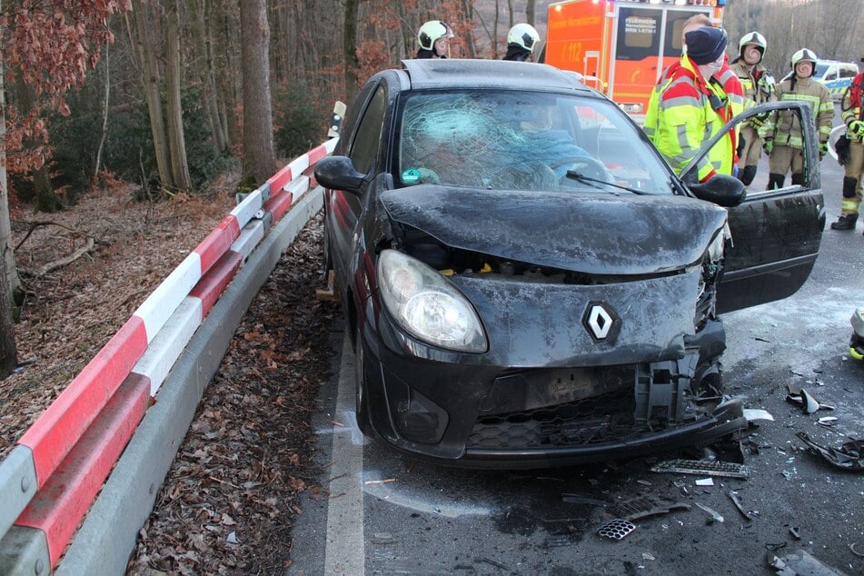 Unfall wegen Glätte: Autofahrerin verliert die Kontrolle und prallt frontal gegen Renault