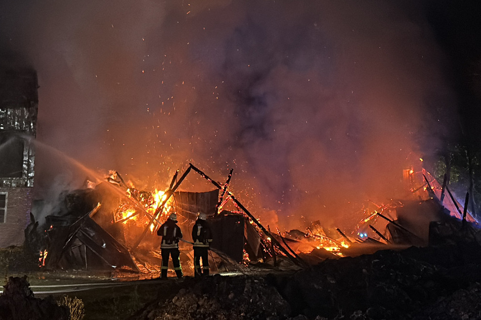 Die Feuerwehr brauchte mehrere Stunden, um den Brand erfolgreich zu bekämpfen. Verletzt wurde niemand.