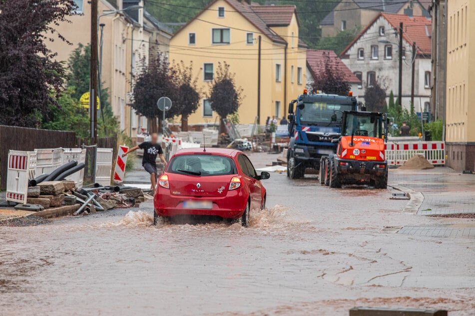 Überflutete Straßen und vollgelaufene Keller nach einem Unwetter im Juli 2025 in Hohndorf (Erzgebirge).