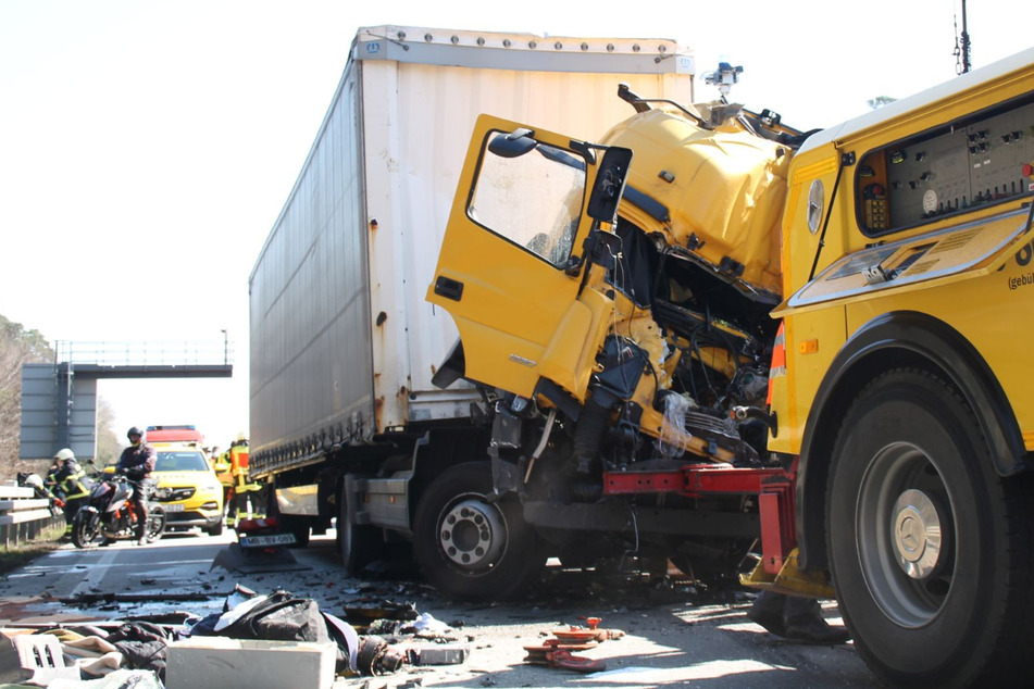 Der 40-jährige Fahrer des Lastwagens musste mit schweren Verletzungen vom Rettungshubschrauber in ein Krankenhaus geflogen werden.