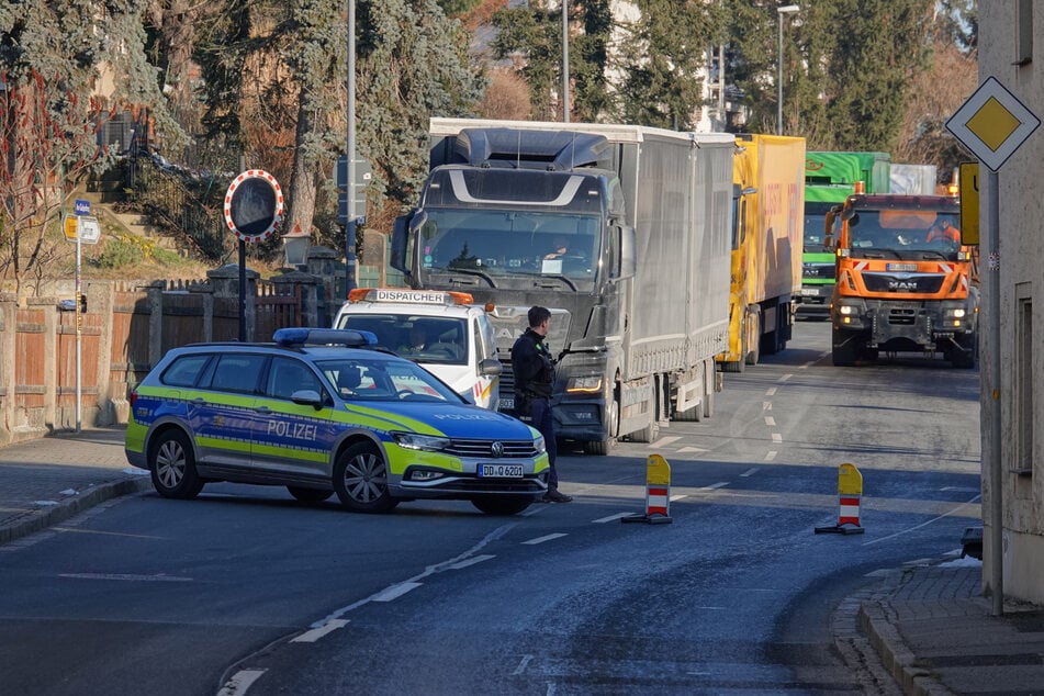 Weil Wasser auf die Fahrbahn strömte, ging auf der Straße Am Galgenberg nichts.