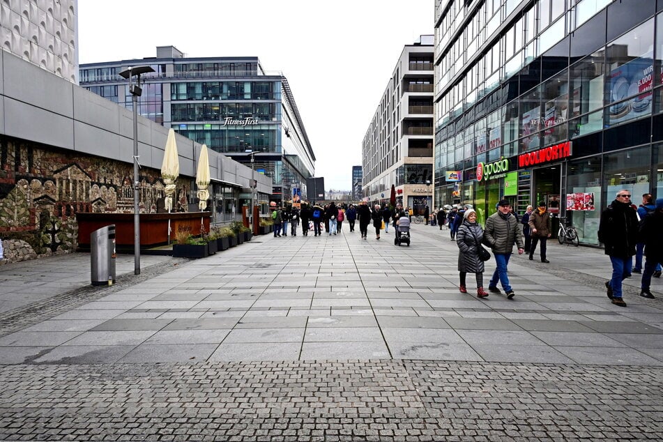 Die Unbekannte attackierte die 17-Jährige auf der Prager Straße. (Archivbild)