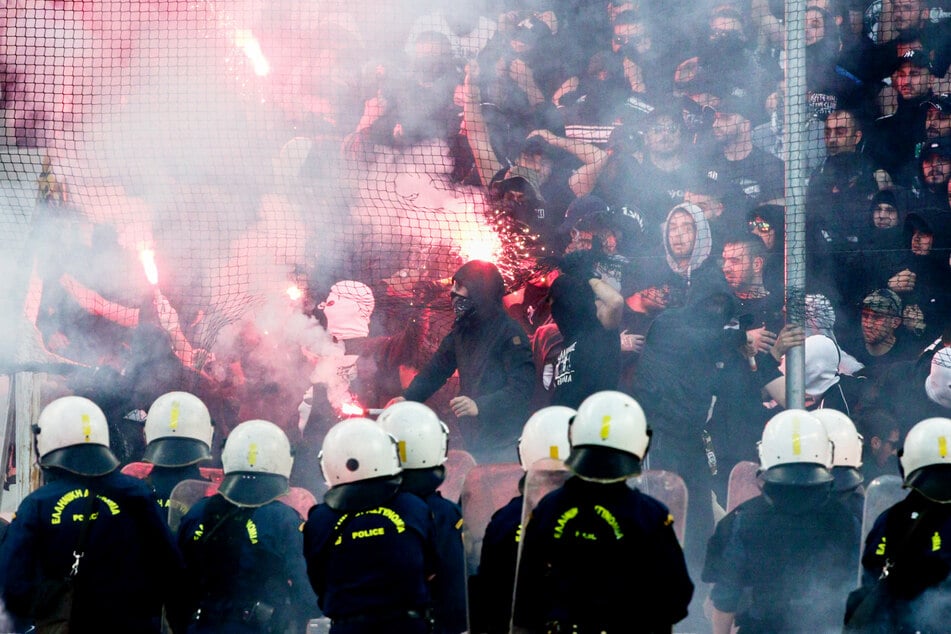 Heftige Ausschreitungen vorm Stadion: Mehrere Fußballfans verletzt