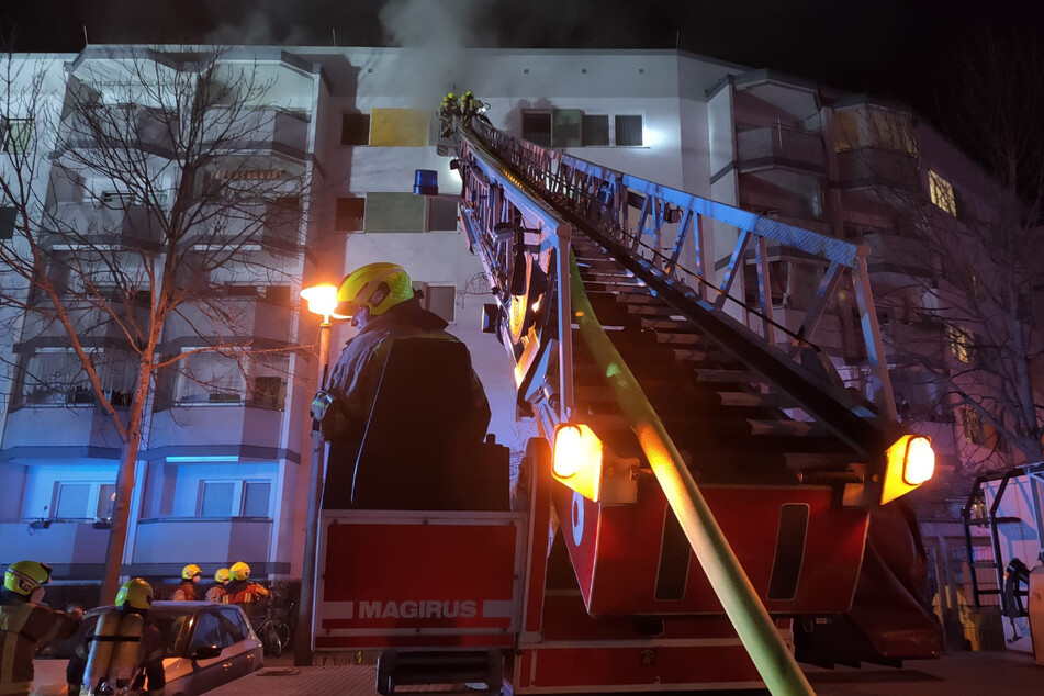 Die Feuerwehr musste in Hohenschönhausen insgesamt 20 Menschen aus dem Haus retten.