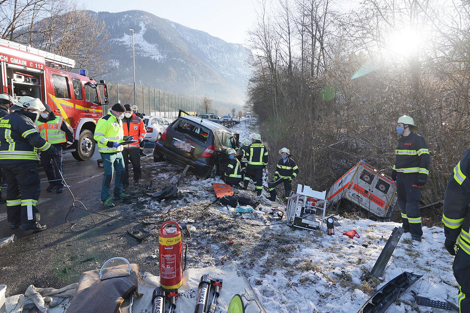 Ein Rettungswagen und ein Auto sind nach einem Unfall auf der B20 bei Bayerisch Gmain zu sehen.