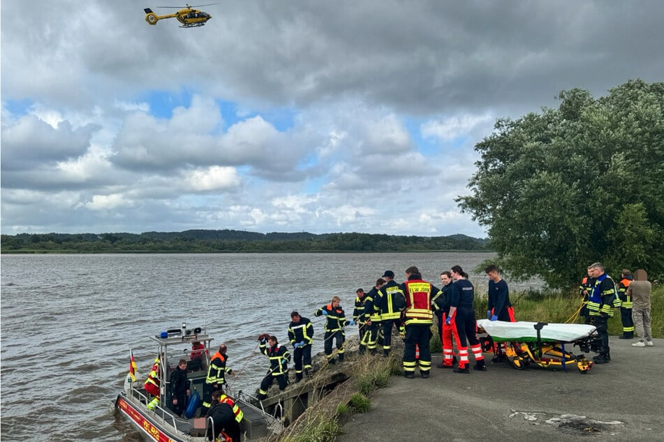 Der Mann wurde mit einem Hubschrauber in eine Hamburger Klinik geflogen.