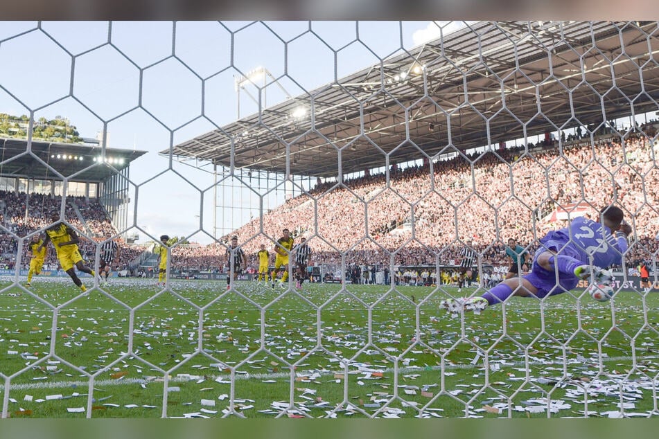 Der Schlüsselmoment in der ersten Halbzeit: St.-Pauli-Torwart Nikola Vasilj (29, r.) hält den Elfmeter von BVB-Stürmer Serhou Guirassy (29, l.).