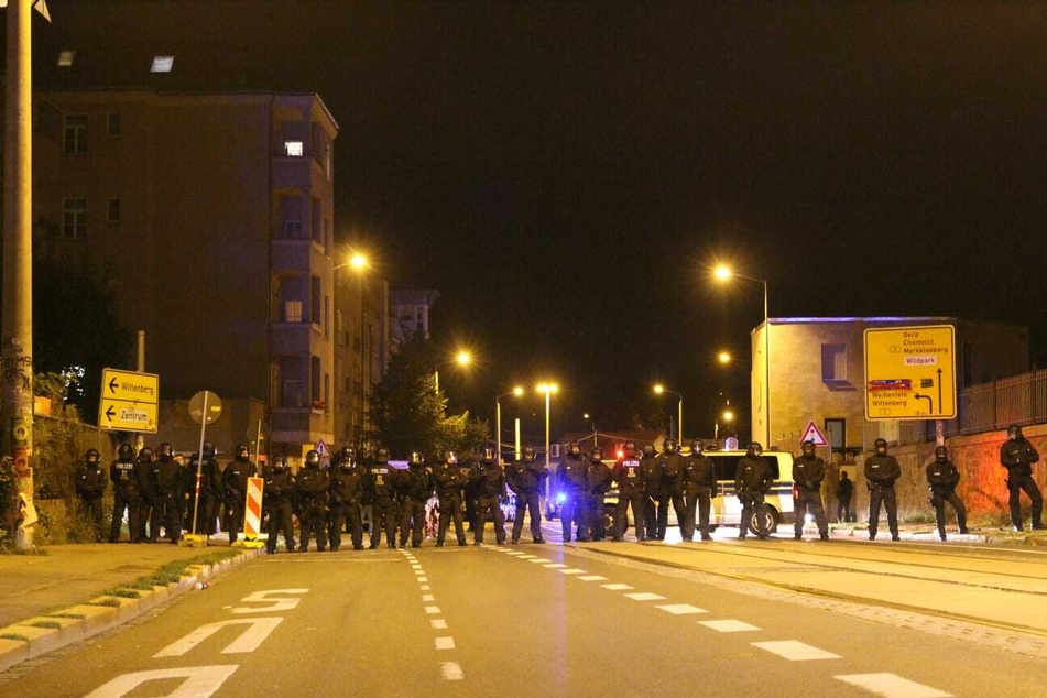 Nachdem die Beamten wieder mit Steinen und Pyrotechnik angegriffen worden waren, wurde die Versammlung aufgelöst.