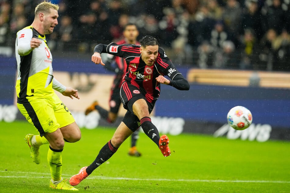In seinem ersten Bundesligaspiel überhaupt gelang Younes Ebnoutalib (22, r.) sein bislang einziges Tor im Fußball-Oberhaus.