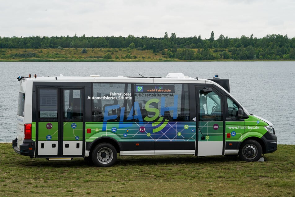 Der Bus ist mit umfangreicher Sensortechnik ausgestattet und verkehrt vorerst im Testbetrieb zwischen dem Bahnhof Rackwitz und dem Schladitzer See.