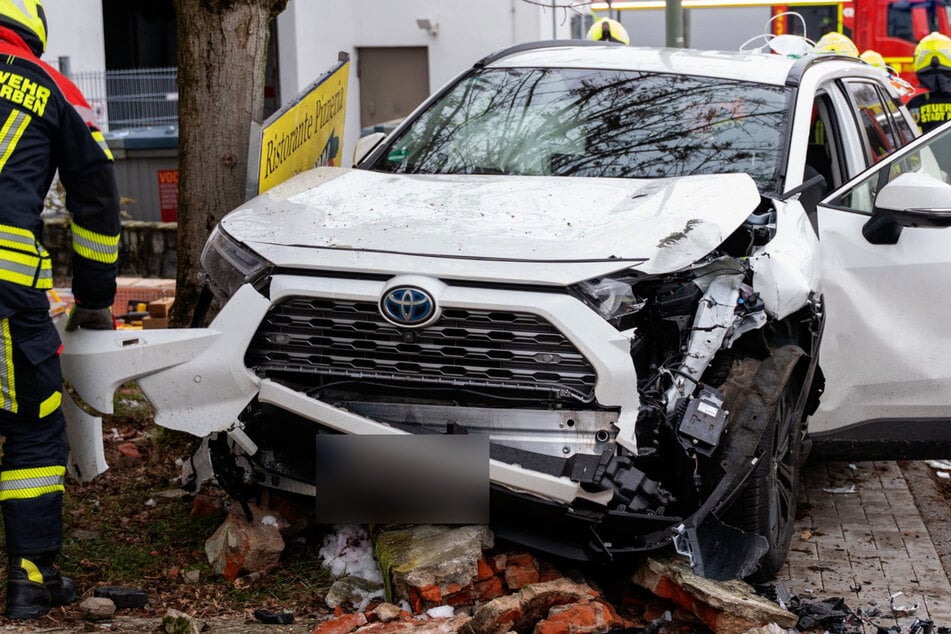 Einsatzkräfte der Feuerwehr mussten den 63-Jährigen aus seinem Wagen befreien.