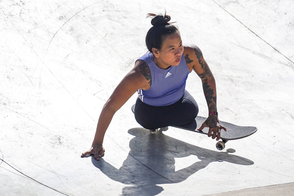 Impressive athlete born without legs becomes skateboarding record-holder