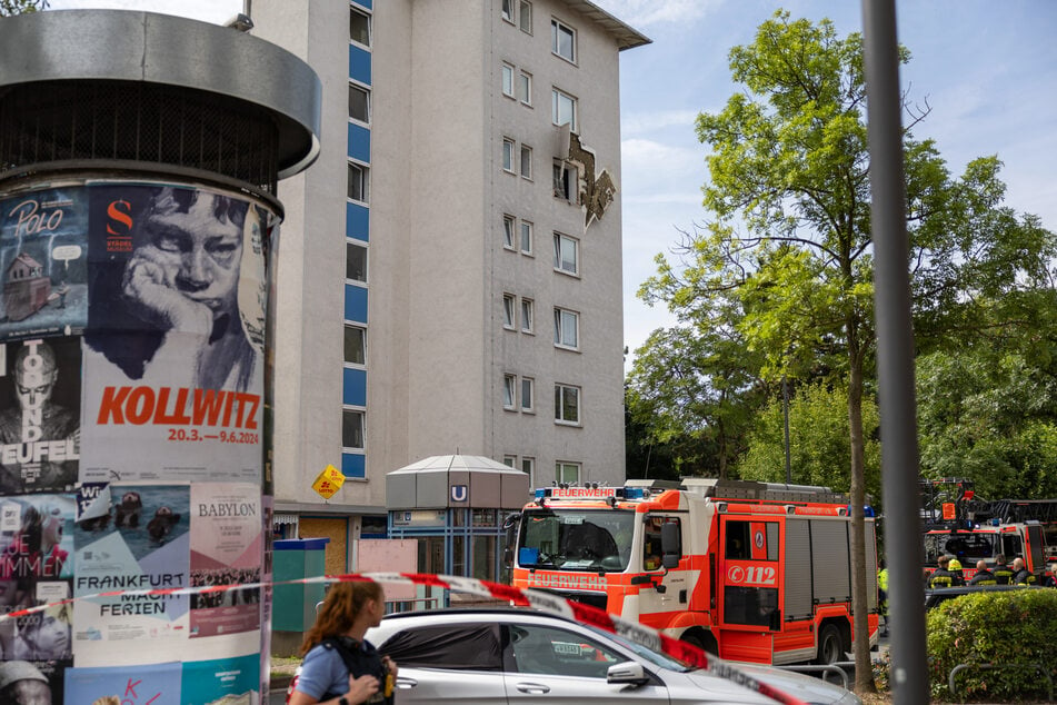 Durch die Gasexplosion in Frankfurt-Ostend fielen mehrere Trümmerteile aus dem 5. Stock des Mehrparteienhauses.