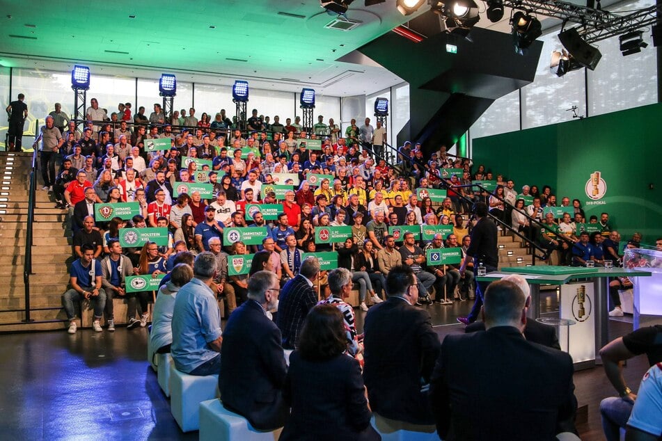 Die Auslosung wird auf dem Deutschen Fußball-Museum in Dortmund live übertragen.