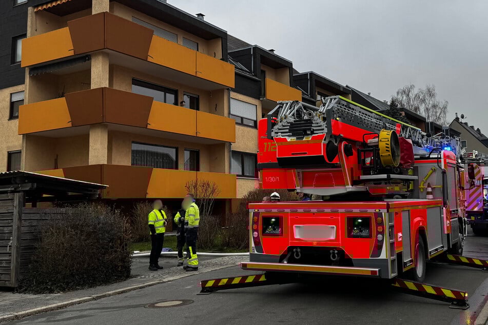 Feuerwehr im Großeinsatz: Mann lebensgefährlich verletzt aus Wohnung gerettet