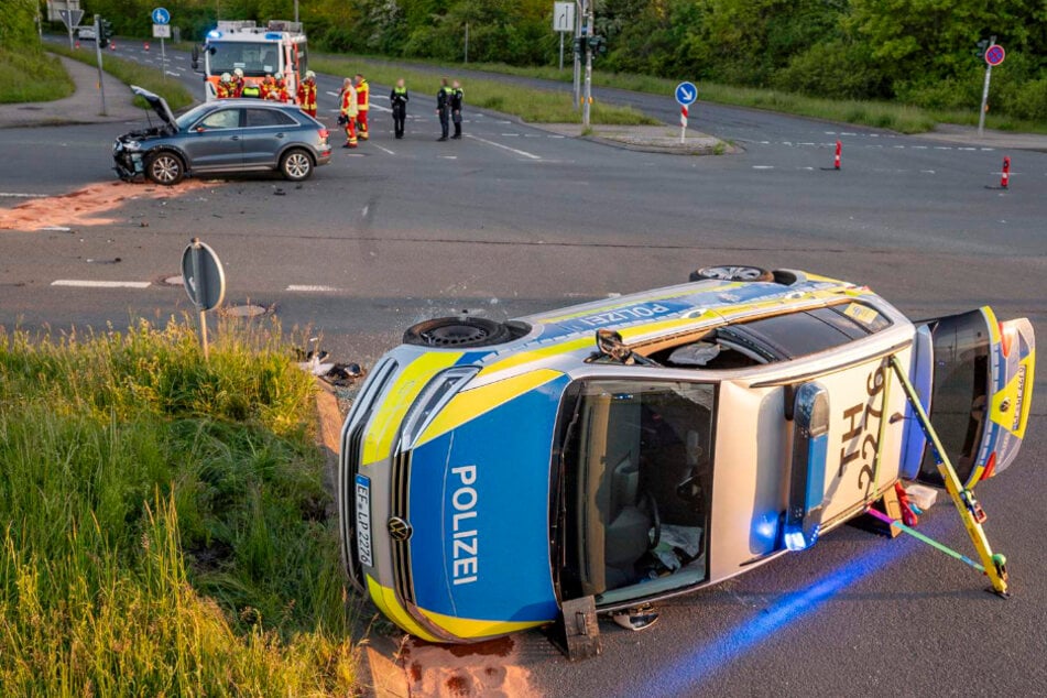 Streifenwagen-Crash in Erfurt! Audi knallt mit Polizeiauto zusammen: Vier Verletzte