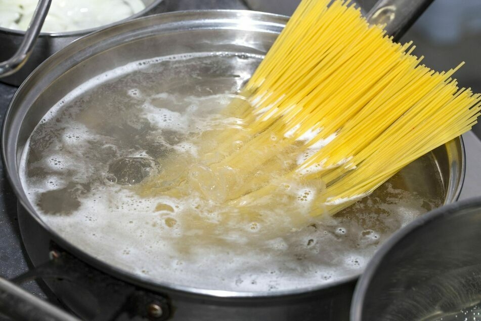 Spaghetti und Schokolade? Die ungewöhnliche Essenskombination an einen ungewöhnlichen Ort rief die Polizei auf den Plan. (Symbolbild)